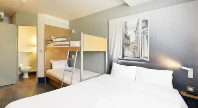 Standart dört kişilik oda B&B HOTEL Bourges (1)