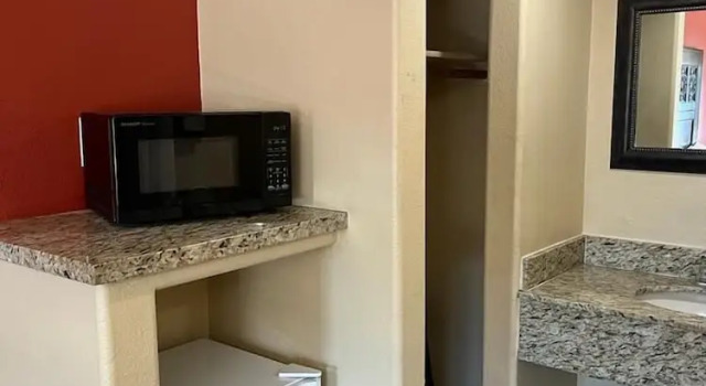 Четырёхместный номер Standard Santa Fe Inn Los Angeles