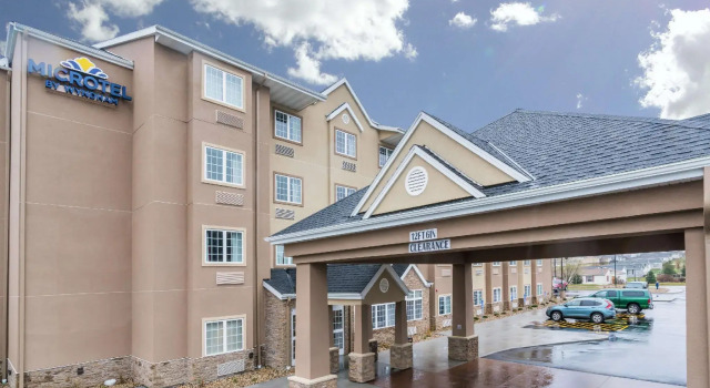 Кровать в общем номере Spark by Hilton Rochester South
