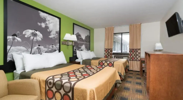 Четырёхместный номер Deluxe Super 8 by Wyndham Rochester Mayo Clinic Area
