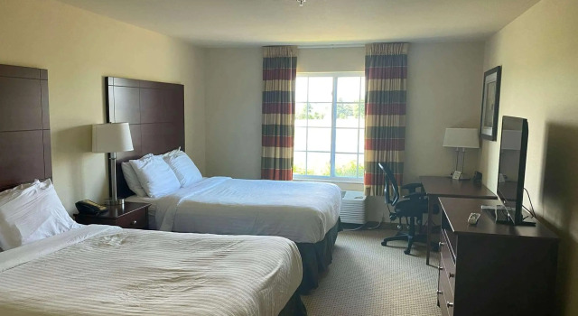 Четырёхместный номер Standard AmericInn by Wyndham Oshkosh