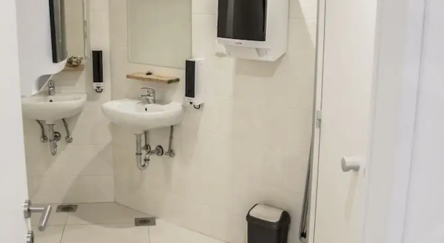 Кровать в общем номере с красивым видом из окна Hostel Poolside