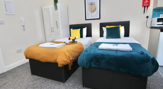 Twin Bed Studio Near Train Station, Netflix, WiFi