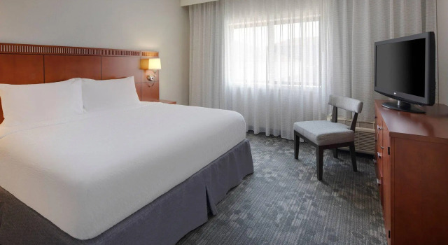 Двухместный люкс с 2 комнатами Courtyard by Marriott Addison Midway