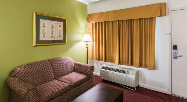 Suburban Studios Florence I-95, Забронировать Отель Отели Южной Каролины с бассейном, Бассейн