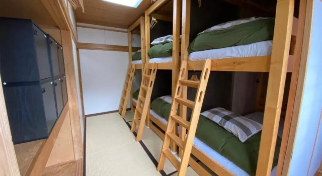 Кровать в общем номере Kusatsu KOTODAMA