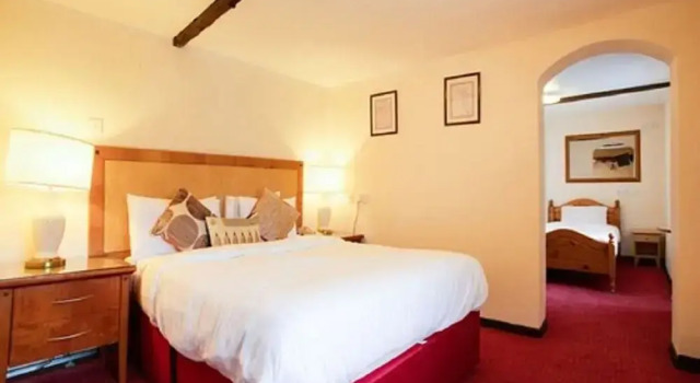Трёхместный семейный номер Standard The Rose and Crown Hotel