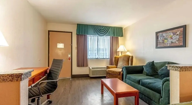 Четырёхместный номер Standard Econo Lodge Inn & Suites Memphis East