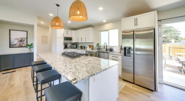 Коттедж с 4 комнатами Pet-friendly Monterey Home 2 Mi to Beach