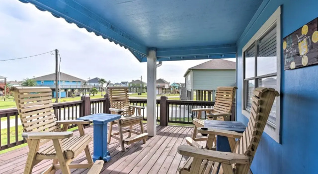 Коттедж 1/2 Mi to Gulf: Family Home in Crystal Beach!