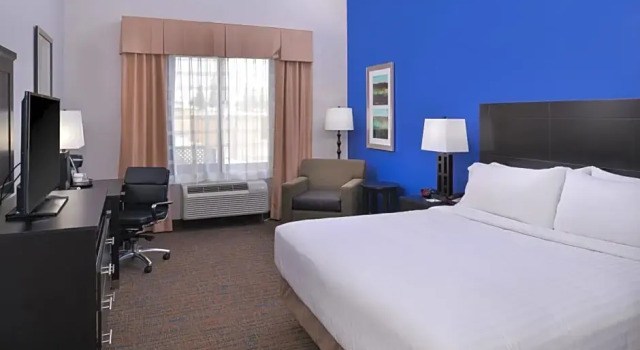 Двухместный номер Executive Holiday Inn Express & Suites Bakersfield Airport by IHG
