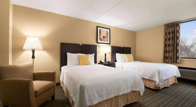Четырёхместный номер Deluxe Days Hotel by Wyndham University Ave SE