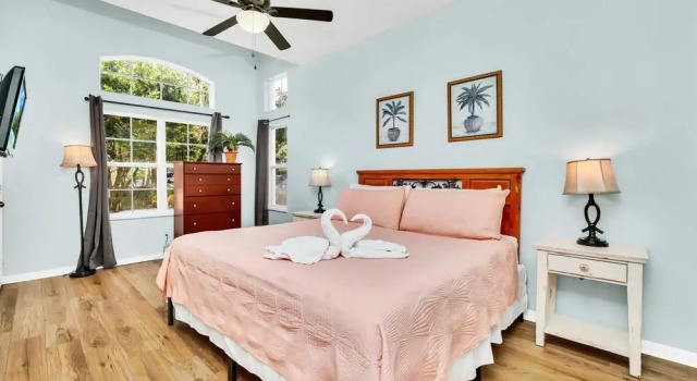 Brand New Quiet 4 BR Townhome in Emerald Island, Book Hotel Hoteller i Four Corners med pool, Swimmingpool
