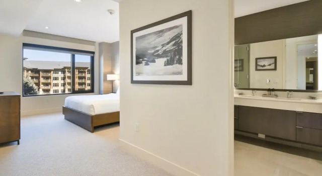 Modern & Luxurious 2 Br - Ski In/ski Out! 2 Bedroom Condo by Redawning, Забронировать Отель Отели Парк-Сити с парковкой, рядом с Canyons Parking Lot, Парковка
