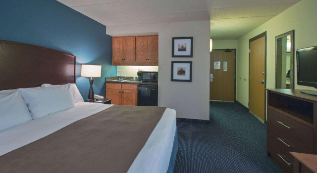 Двухместный люкс AmericInn by Wyndham Fort Dodge