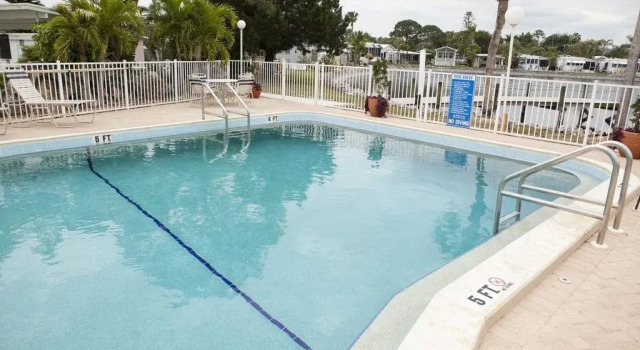 Lake San Marino RV Resort, Book Ferieresort Hoteller i North Naples med pool, Swimmingpool