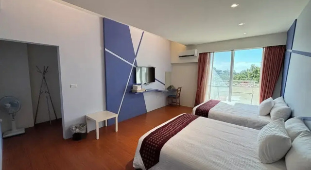 Четырёхместный номер Standard с балконом Happy Life Hostel