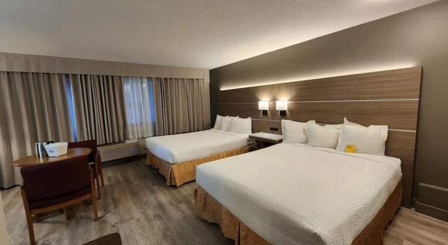 Четырёхместный номер Standard с видом на бассейн Days Inn by Wyndham Penticton Conference Centre