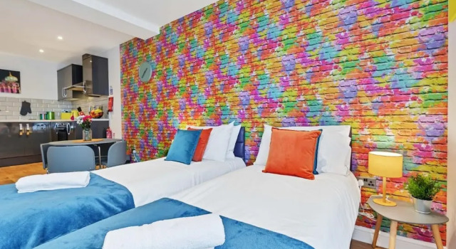 Rainbow Studio - Spacious City Centre - Close to sea - Sleeps 1 to 3 Guests