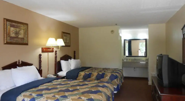 Четырёхместный номер Standard Glennville Inn