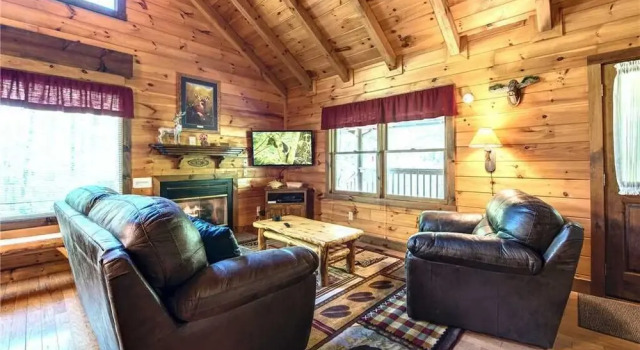 Fawn Cabin 1 Bedroom Home with Hot Tub