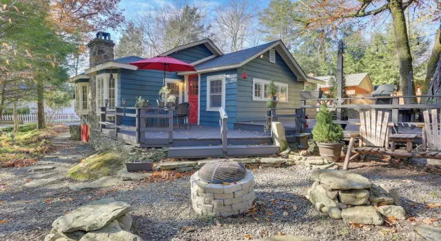 Коттедж Cozy Catskills Cottage: Creekside Deck & Fire Pit