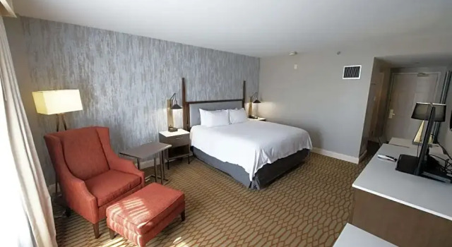 Двухместный люкс c 1 комнатой с видом на сад Virginia Crossings Hotel, Tapestry Collection by Hilton