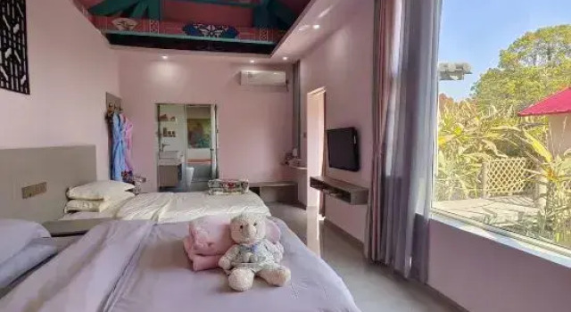 Кровать в общем номере с видом на внутренний двор Yingyuetan Hotspring Hotel