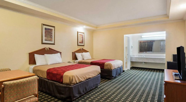 Четырёхместный номер Standard Econo Lodge Inn & Suites Horn Lake - Southhaven