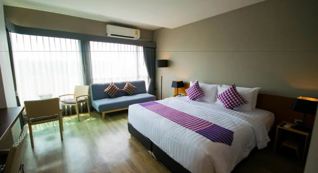 Двухместный полулюкс с балконом Comet Hotel Surat Thani