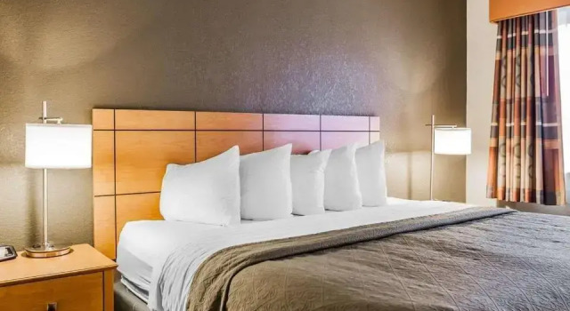 Люкс Quality Inn & Suites Des Moines Airport