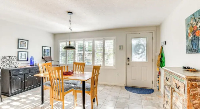 Englewood Bungalow 1 Mi to Beach: Pets Welcome, Забронировать Отель Энглвуд штат Флорида