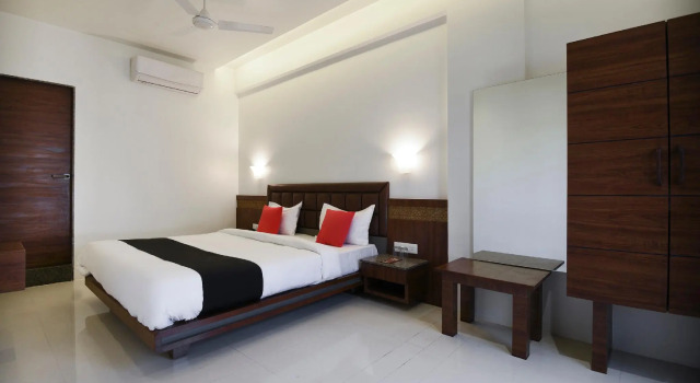 Capital O 70524 Hotel Shreeyash Executive, Забронировать Отель Отели Māngvādi с парковкой, Парковка