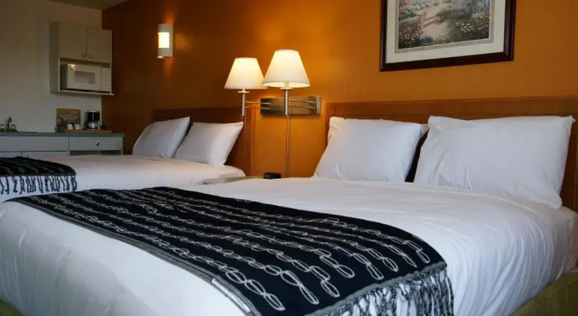 Четырёхместный номер Standard R&R Inn & Suites