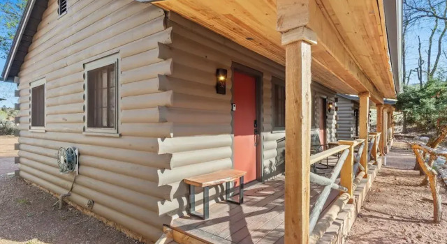 Timber Lodge Cabins 28, Buchen Sie Ferienhaus Hotels in Colorade Springs mit Pool, Schwimmbad