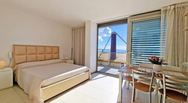Penthouse Le Vele Sea View 2 Sleeps Air-conditioned, Забронировать Апартаменты/квартира Апартаменты Галлиполи, рядом с Castello di Gallipoli, Апартаменты/квартира
