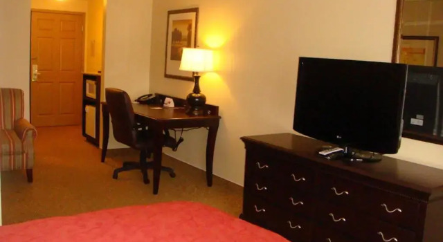 Четырёхместный номер Standard Country Inn & Suites by Radisson, Norcross, GA