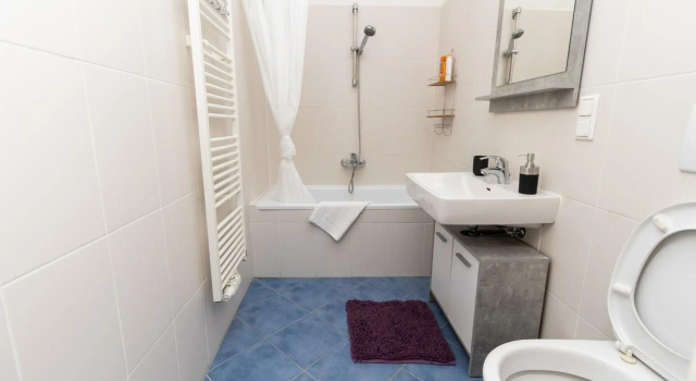 Sunshine deluxe apartment with porch near Schönbrunn palace and Westbahnhof, Varaa Huoneisto Wien Itävalta