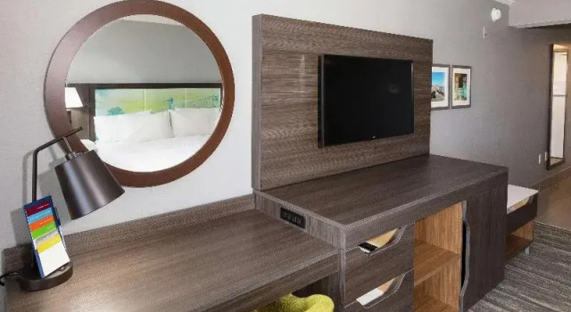 Номер Standard с балконом и с видом на бассейн Hampton Inn Saint Augustine Beach