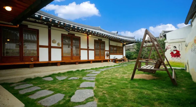 Jeonju Hanok Maeul Sukbak Byeolbit Goong, Забронировать Отель Чонджу Чолла-Пукто, рядом с Конфуцианская школа хянгё в Чонджу