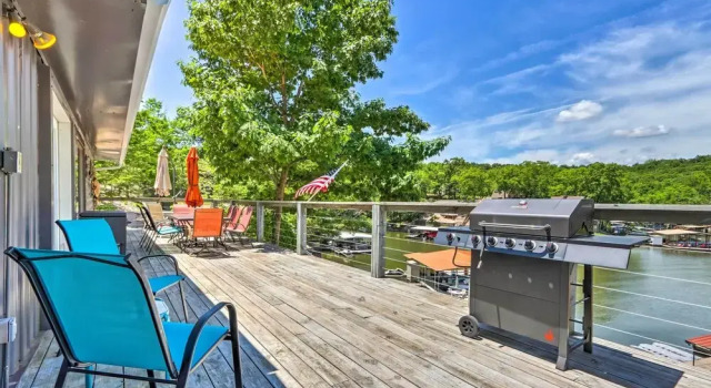 Коттедж с 4 комнатами с балконом Waterfront Home w/ 3 Decks on Lake of the Ozarks!