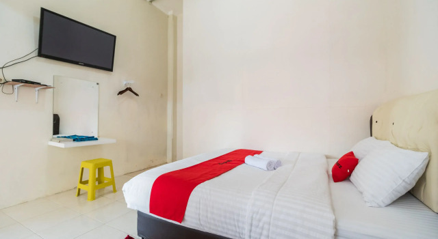 Номер Standard RedDoorz Syariah near Pasar Aur Kuning