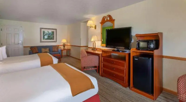 Standard Zimmer Apple Tree Inn; SureStay Collection by Best Western