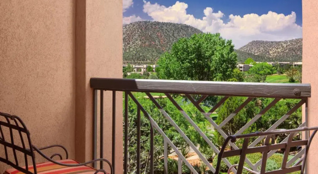 Номер Standard с видом на поле для гольфа Hilton Sedona Resort at Bell Rock