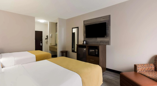 Четырёхместный номер Standard Best Western Crossroads Inn