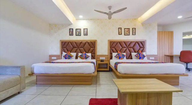 Люкс FabHotel Lee Grand Inn