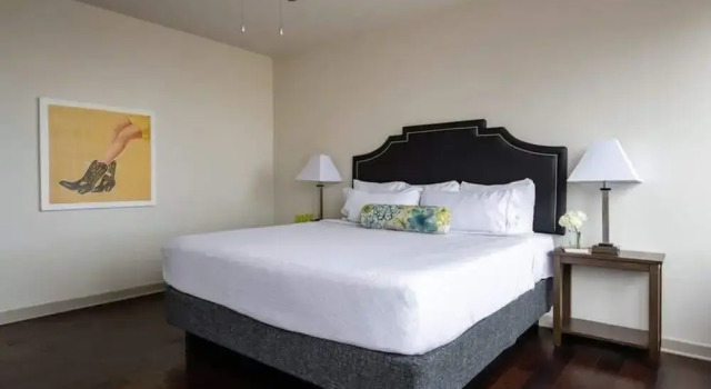 Stunning CozySuites on Elm St. 10, Забронировать Апарт-отель Апарт-отели Далласа, рядом с Reunion Tower Lookout, Апарт-отель