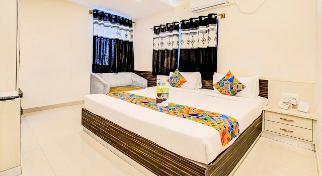 Номер Premium FabHotel Corporate Crown - Nr Jyoti Nivas University