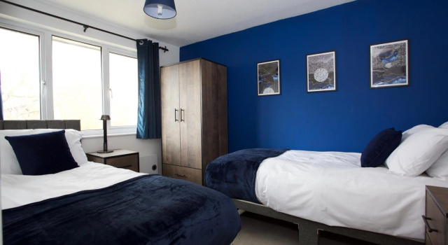 GERARD WALK - A 3 Bedroom House with Garden by Prestigious Stays - Includes Wifi, Netflix & Amazon Alexa