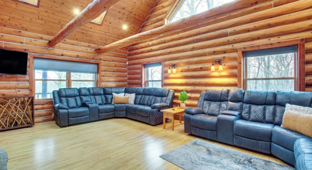 Коттедж Family Home w/ Indoor Pool ~ 2 Mi to Elkhart Lake!